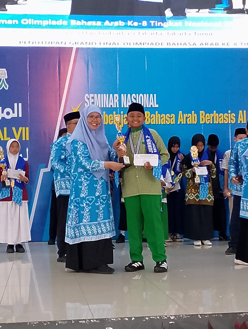 Guru pembimbing, Liana Cahyowati bersama Aqil Prawira Yahya, siswa Madrasah Ibtidaiyah Pesantren Umushabri Kendari. Ist